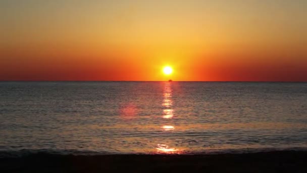 Bateau de pêche voiles à l'horizon, coucher de soleil — Video