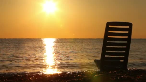 Deckchair stand in sea, sunset — Stock Video