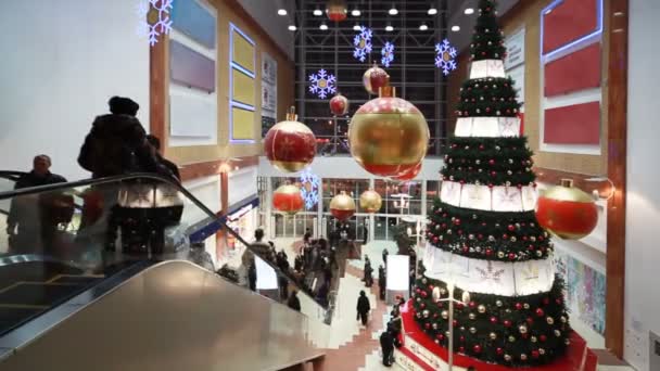 Büyük Noel ağacı altın shopping mall Babil'deki yakınındaki insanlar hareket — Stok video