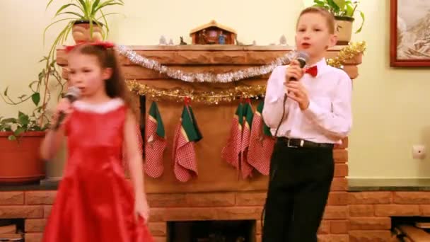 Hermana y hermano bailan y cantan canción en el micrófono — Vídeo de stock