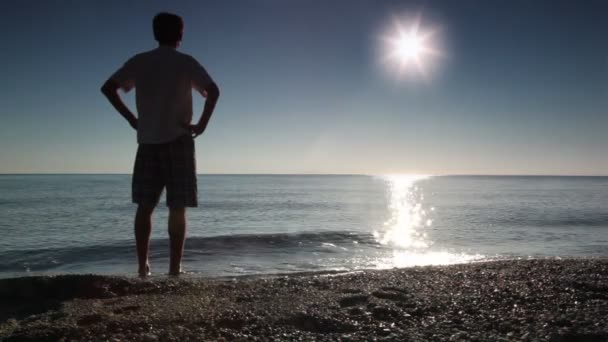 男は海の水に歩いた — ストック動画