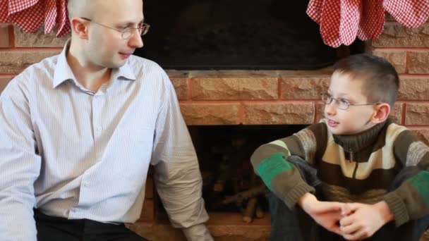 Vader zegt zijn zoon voor open haard op Kerstmis — Stockvideo