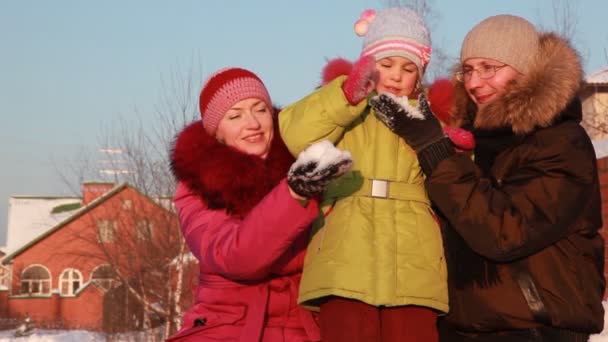 Vader, moeder en dochter spelen buiten met sneeuw — Stockvideo