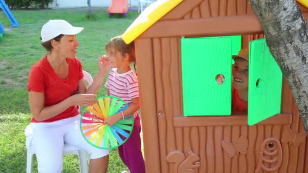 Mãe e dois filhos no parque infantil — Vídeo de Stock