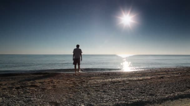 Mannen gick in i havet bevattnar — Stockvideo