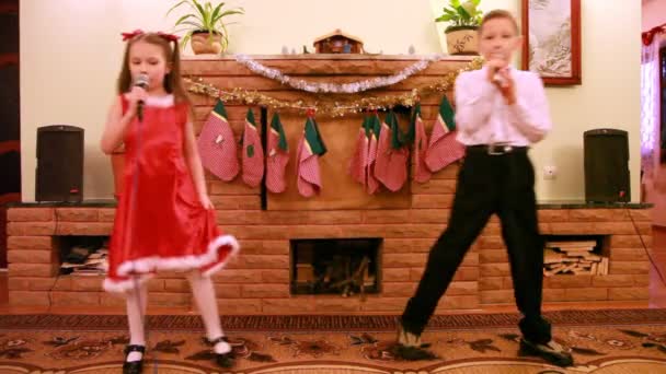 Syster och bror sjunger låten in mikrofonen — Stockvideo
