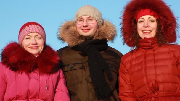 Duas mulheres e homem de pé ao ar livre no inverno — Vídeo de Stock