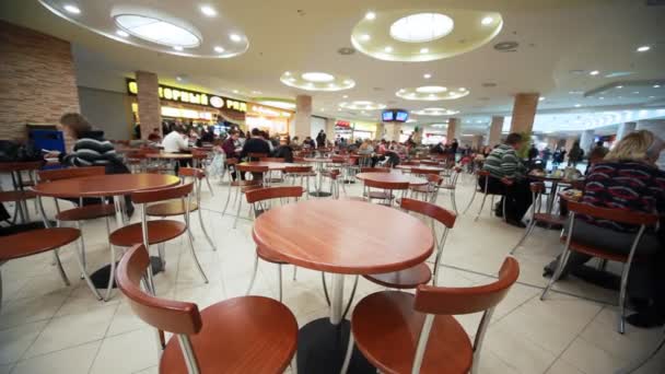 スーパー マーケット内のテーブルと椅子に座ってカフェ — ストック動画