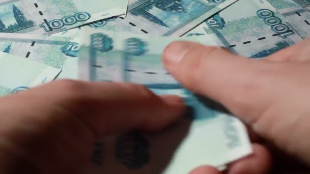 Hand vertellen veel bankbiljetten duizend roebels — Stockvideo