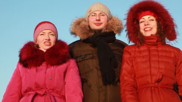 Ceket, açık havada kış konuşmaktan iki kadın ve erkek — Stok video