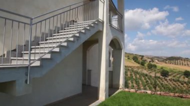Hills, kıyı köy, kamera show ev köşesinde, sonra hareket ve gösteri deniz kıyısında