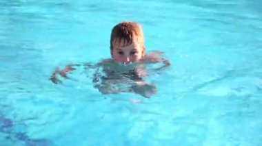 içinde Yüzme Havuzu, çocuk o zaman durmak ve atlama, sonra uzağa yüzdüm