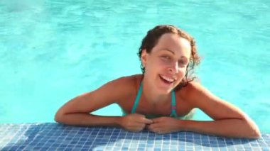 kadın dalgalı havuz suyu içinde döşeme