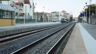 Platform ve demiryolu hatları tren istasyonu