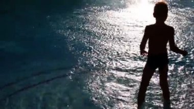 çocuk havuzunda stand ve su bacak tarafından splutter