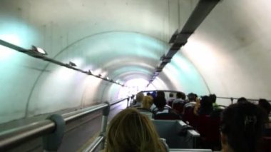 insanlar şehir merkezinde tünel tavana otobüs sürme
