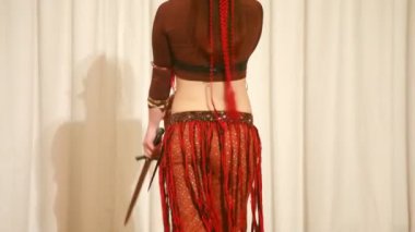 gövde kadının sahip olan geleneksel mavi peçe oryantal dans hareketli closeup görünümü