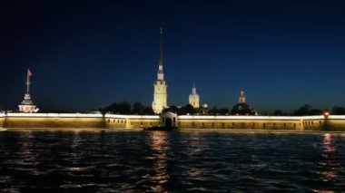 neva Nehri'nin gece ışıklı kale görünümü
