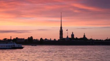 Yolcu gemisi Peter ve Paul Kalesi 'nden Neva' ya yüzüyor.