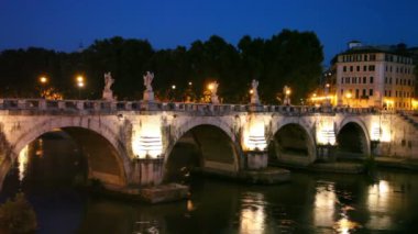 sant angelo Köprüsü gece boyunca insanlar yürümek