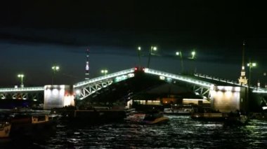 yükseltilmiş shined palace bridge birçok tekne yüzer