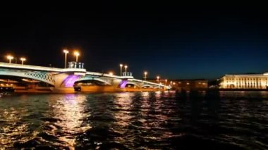 gidiş blagoveshchensky Köprüsü'nden gece neva arasında gemi.