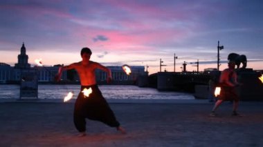 Yangın sahil neva üzerinde dans iki adam olun