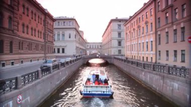 Akşamları kanal evleri arasında turist tekne yüzer