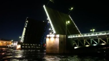 Işıklı neva gecesi yükseltilmiş bir asma köprü
