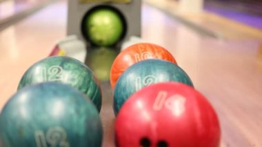 topu yuvarlandı, bowling topları bowling club yalan söylemez.