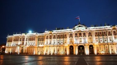 Hermitage Sarayı kare üzerinde ışıklar yanar.