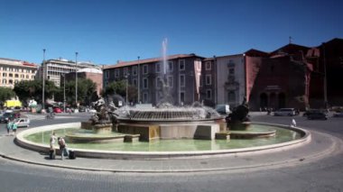 dağ Fəvvarələr meydanı, Roma Cumhuriyeti'nin etrafında insanlar yürümek