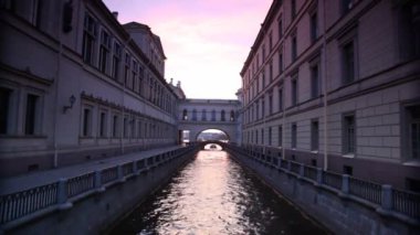 tekne turist Petersburg'da akşamları kanal evleri arasında yüzen