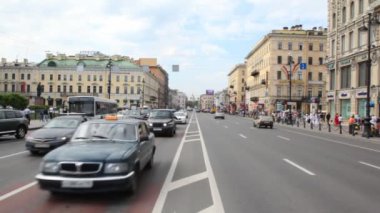 arabalar nevsky Caddesi üzerinde hareket ettirin.