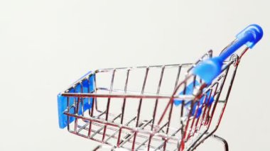 etrafında dönen küçük metalik oyuncak arabası