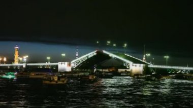 shined palace bridge birçok tekne yüzer