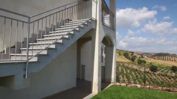 Collines, village côtier, caméra montrent coin de la maison, puis se déplacer et montrer bord de mer — Video