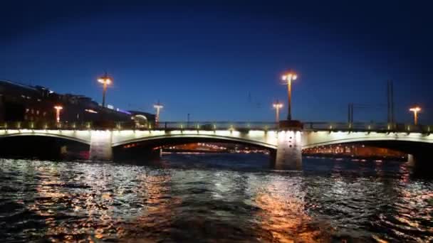 Autos in der Nacht auf Brücke unterwegs — Stockvideo