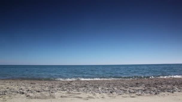 Pedazo de playa de arena con algunas piedras — Vídeo de stock