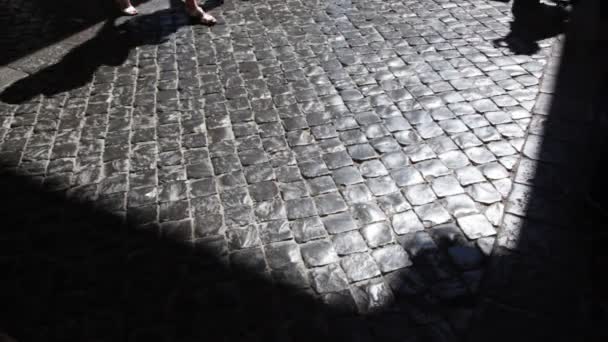 Ноги і тіні паломників в церкві рухаються вздовж тротуару — стокове відео