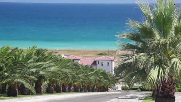 Estrada na encosta e paisagem marinha abaixo — Vídeo de Stock