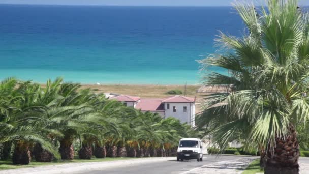 Estrada na encosta e paisagem marinha abaixo — Vídeo de Stock