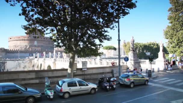 Carretera con coches en movimiento cerca del puente y Castel Sant Angelo en Roma — Vídeos de Stock