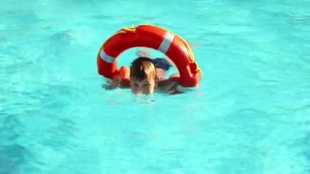 男孩在游泳池的水中游泳 — 图库视频影像