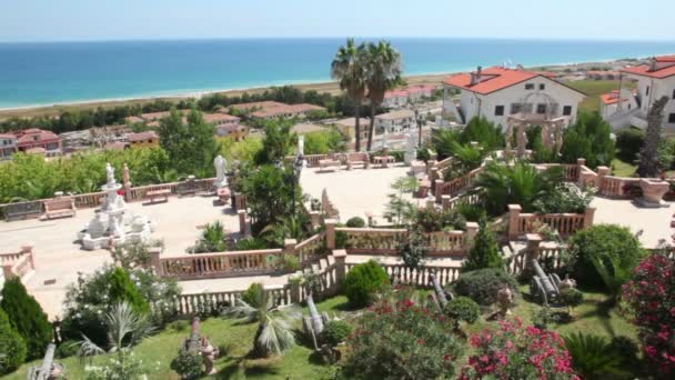 Paisaje marino y parque en castillo medieval — Vídeo de stock