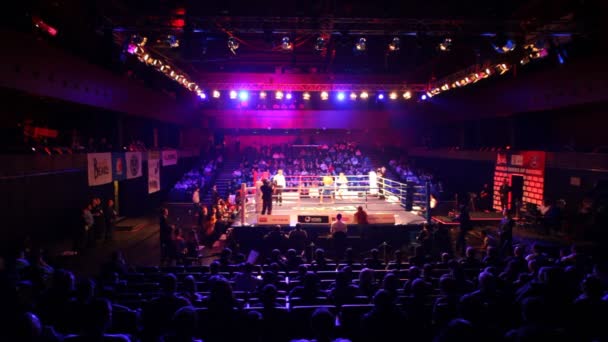 Boxerský zápas je v osvětlené hale barvikha luxusní vesnici — Stock video