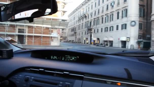 Řízení uvnitř auta s Hybridní motor toyota prius ulicemi města — Stock video