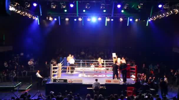 Pause lors d'un match de boxe dans le hall BARVIKHA LUXURY VILLAGE — Video