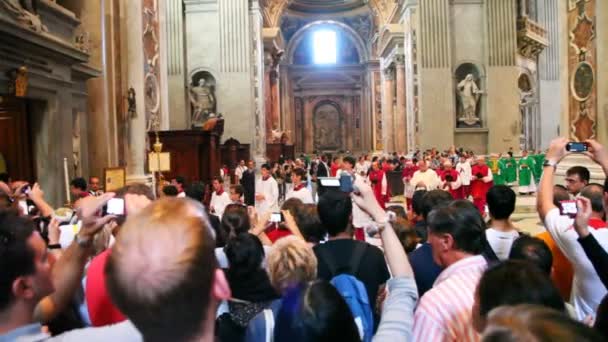 Rahipler St. Peters Bazilikası'na (Basilica di San Pietro gel) — Stok video