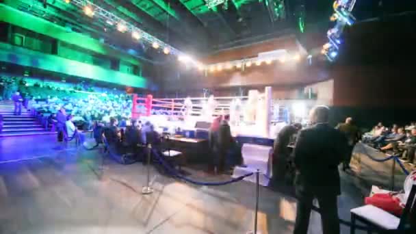 Танцы на ринге во время перерыва в боксёрском матче в зале BARVIKHA LUXURY VILLAGE — стоковое видео